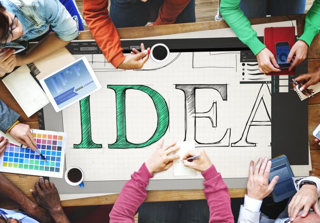 varias personas diseñando la marca