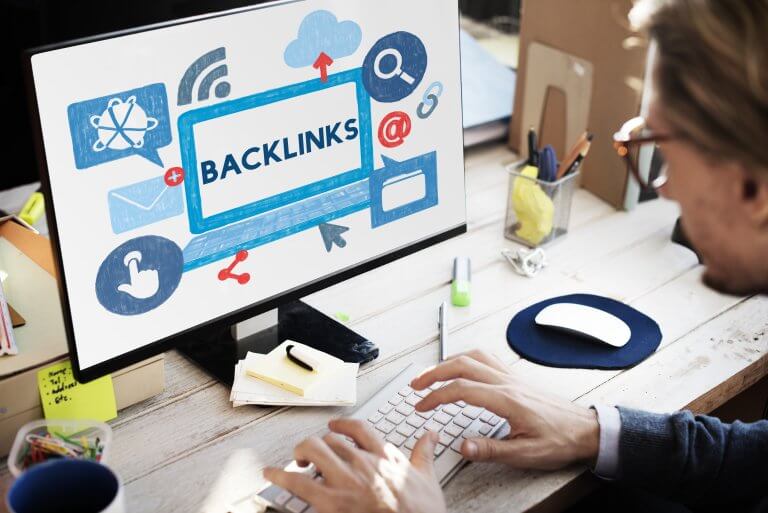 chico buscando en internet backlinks