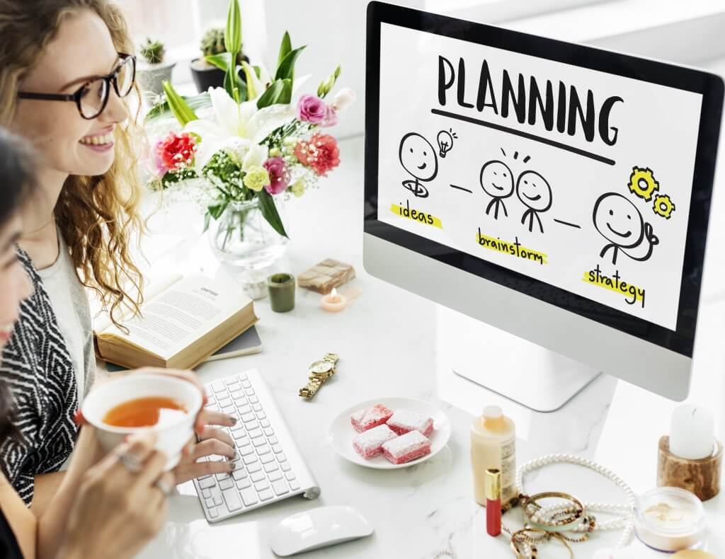 dos mujeres planificando su emprendimiento