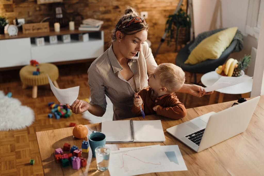 mama trabajando desde casa con su bebe