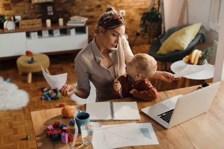 mama trabajando desde casa con su bebe