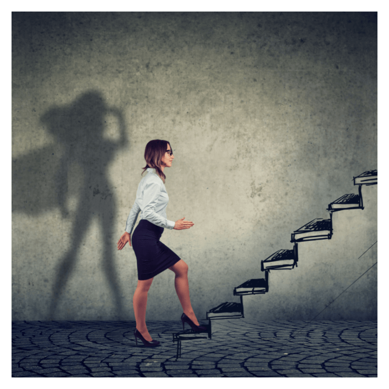 una mujer subiendo escaleras hacia el exito